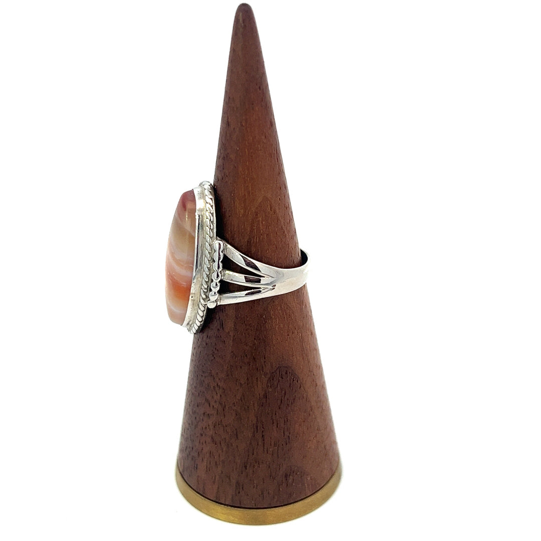 Vintage Native American ring has an oval banded Agate