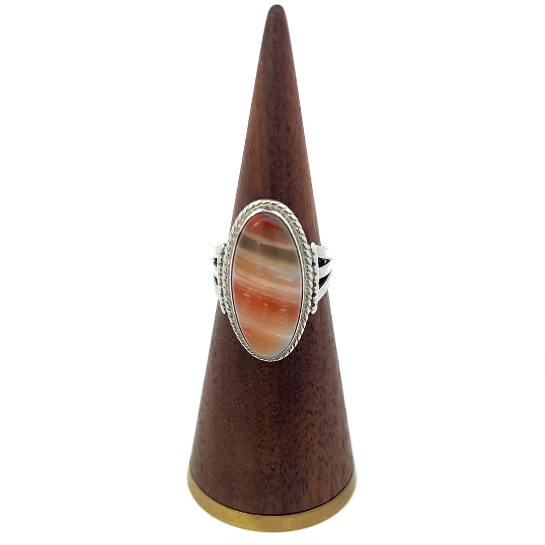 Vintage Native American ring has an oval banded Agate