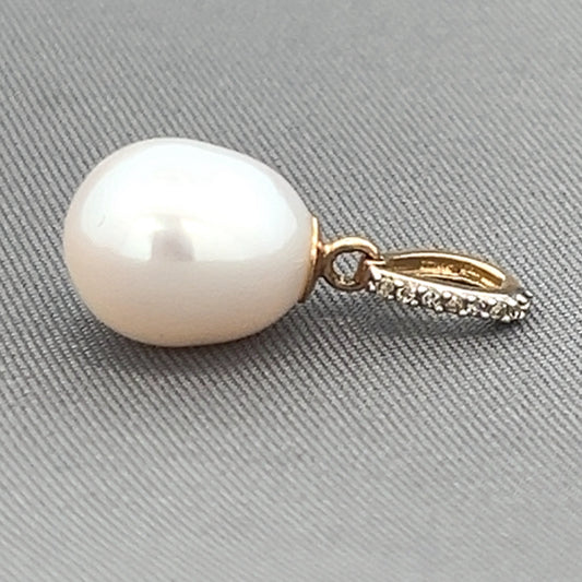 Sweet Frestwater Pearl with 14KT Diamond Bail
