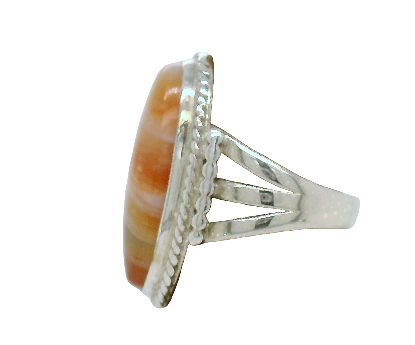 Vintage Native American ring has an oval banded Agate