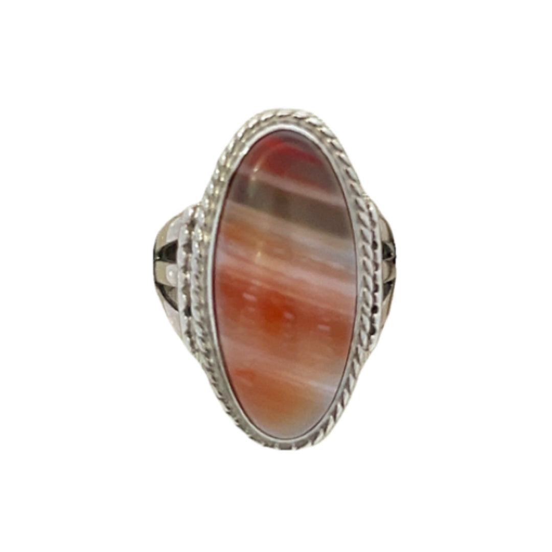 Vintage Native American ring has an oval banded Agate